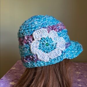 Elegant crochet flower newsboy medium soft acrylic yarn new really pretty